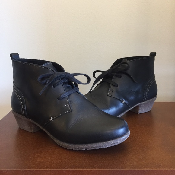 clarks women's wilrose sage ankle bootie